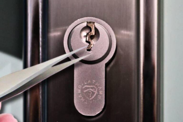 Commercial Locksmith Services in Almonte - Broken Key Extraction