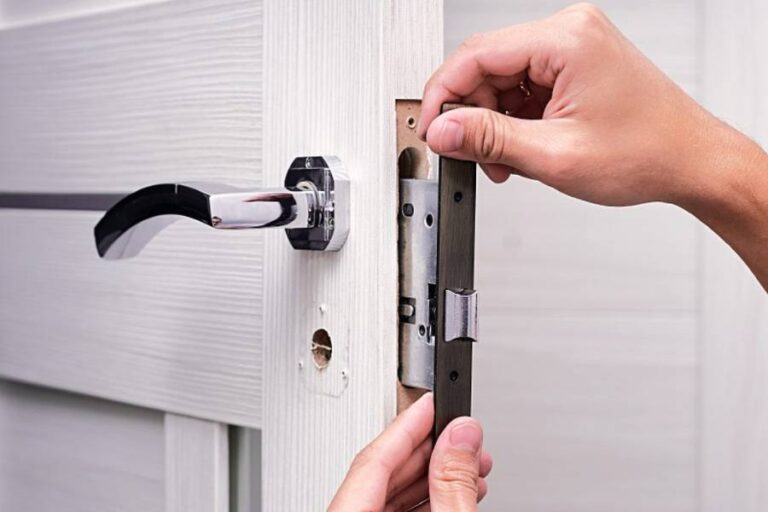 Residential Locksmith Services in Hull - Door Lock Change