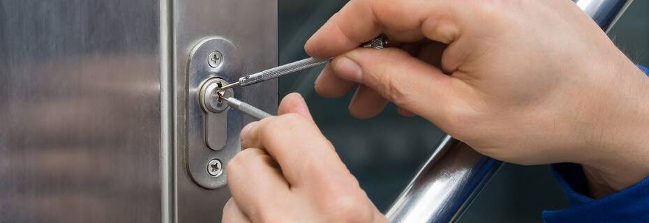 7 Considerations While Choosing the Right Commercial Locksmith